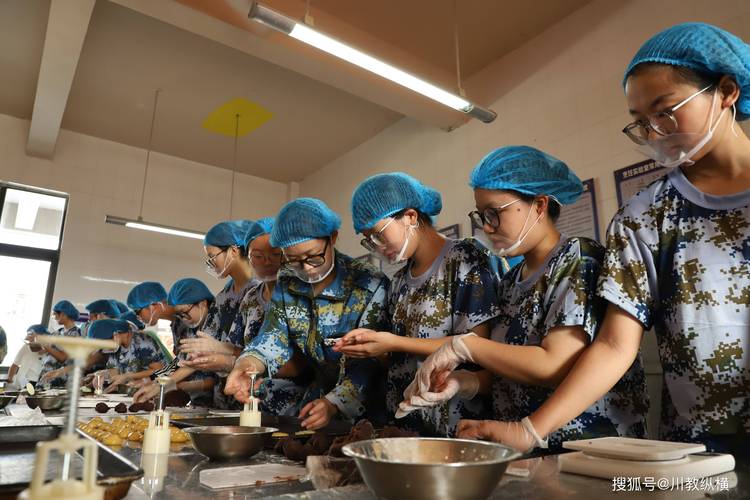 成都银杏酒店管理学院校领导与学生共同制作月饼庆祝中秋佳节